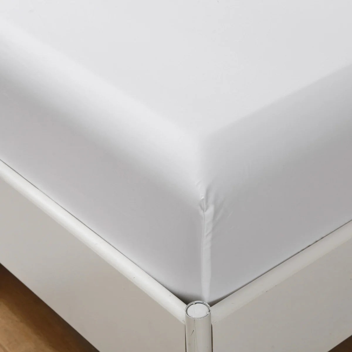 White deep pocket fitted sheet fitted over the corner of a thick mattress